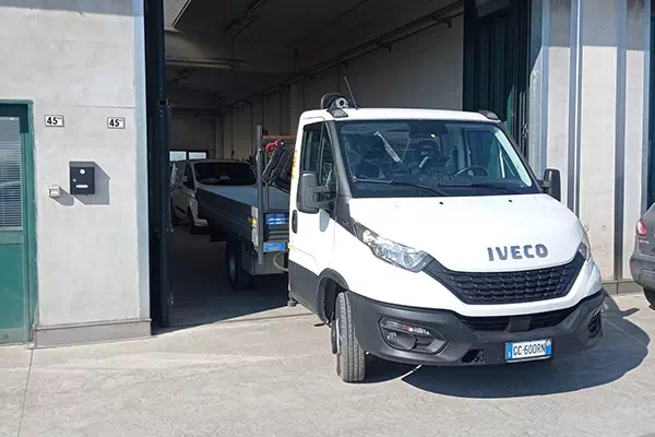 Camion Iveco con gru a noleggio
