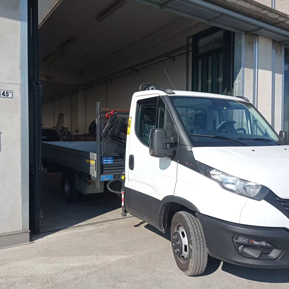 Camion con gru e cassone per trasporto carichi ingombranti