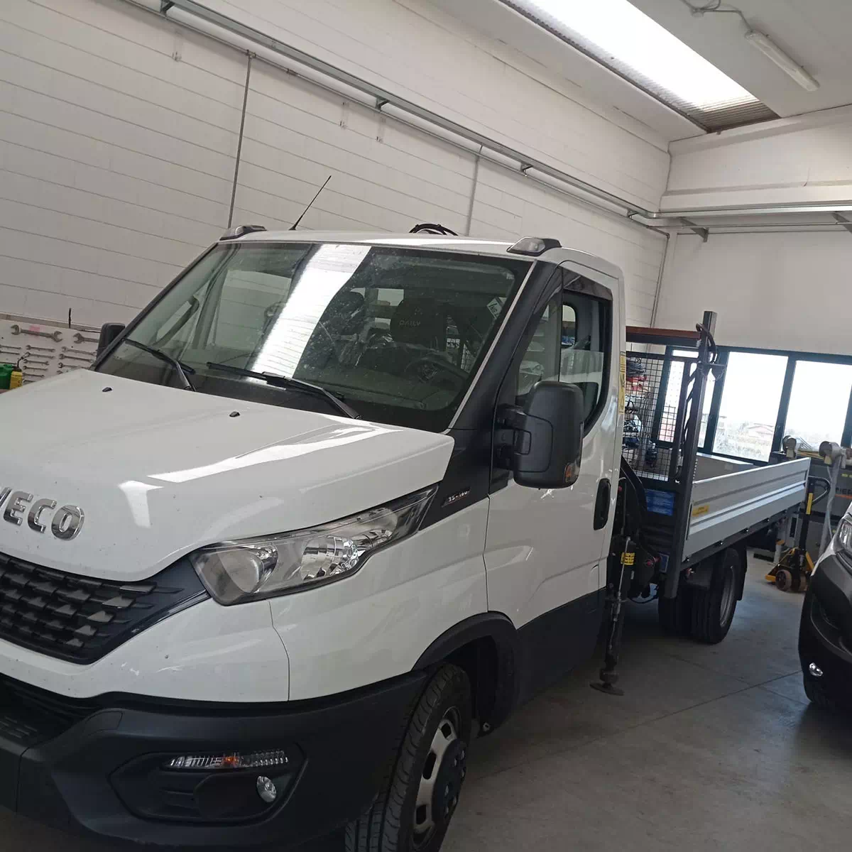 Lato sinistro camion Iveco daily a noleggio