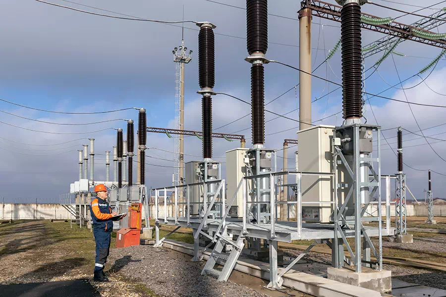 Operaio-esegue-manutenzione-impianto-elettrico-alta-tensione Operaio esegue manutenzione impianto elettrico alta tensione